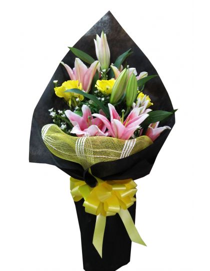 Simply Black - Mixed Flower Bouquet by LaRosa Flower Shop Quezon City